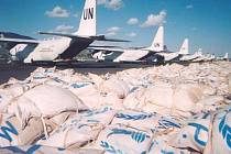 Letadla OSN s potravinovou pomocí.