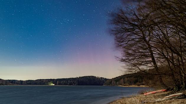 V Česku byla v noci na 14. března vidět polární záře. Fotografie pořídil půl hodiny po půlnoci astronom Petr Horálek u sečské přehrady na Chrudimsku