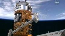Japonská bezpilotní vesmírná loď HTV-1 přistává u modulu Harmony Mezinárodní vesmírné stanice.