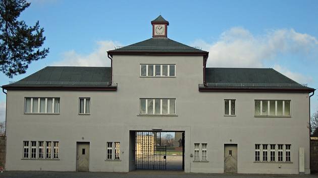 Vstupní brána bývalého koncentračního tábora Sachsenhausen.