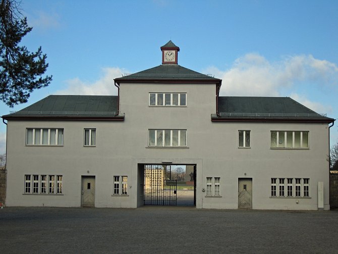 Vstupní brána bývalého koncentračního tábora Sachsenhausen.