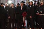 Premiér Andrej Babiš (uprostřed) položil 17. listopadu 2019 kytici na Národní třídě v Praze při příležitosti 30. výročí sametové revoluce