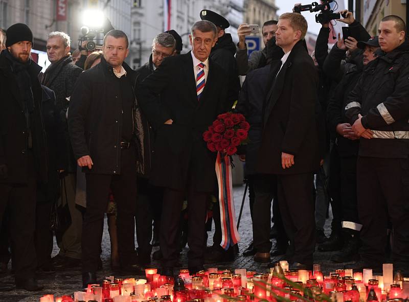 Premiér Andrej Babiš (uprostřed) položil 17. listopadu 2019 kytici na Národní třídě v Praze při příležitosti 30. výročí sametové revoluce
