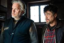 Tim Robbins a Benicio del Toro v horském válečném dramatu Perfektní den.