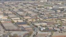 Letecký pohled na americké městečko El Grove, kde 29. září 1982 zemřela dvanáctiletá Mary Kellermanová poté, co si vzala tabletu extra silného Tylenolu. Brzy začali umírat i další