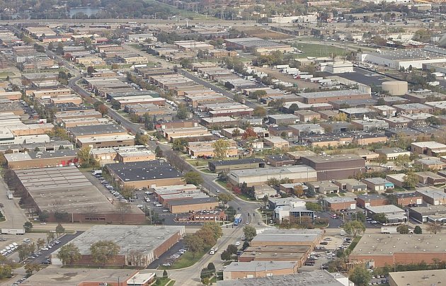 Letecký pohled na americké městečko El Grove, kde 29. září 1982 zemřela dvanáctiletá Mary Kellermanová poté, co si vzala tabletu extra silného Tylenolu. Brzy začali umírat i další
