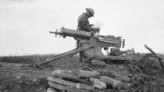 Bitva u Amiens, britský voják s ukořistěným německým kulometem Maxim. Malard Wood, 9. srpna 1918. Ilustrační snímek