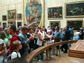 Dav, který si fotí obraz Mony Lisy v pařížském Muzeu Louvre.