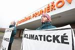 Aktivisté z Greenpeace uspořádali protestní akci před prunéřovskou elektrárnou na Chomutovsku. Třináct lidí s bíle namalovaným obličejem si lehlo před bránu elektrárny, jejich těla měla představovat symbloické mrtvoly.