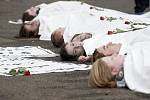 Aktivisté z Greenpeace uspořádali protestní akci před prunéřovskou elektrárnou na Chomutovsku. Třináct lidí s bíle namalovaným obličejem si lehlo před bránu elektrárny, jejich těla měla představovat symbloické mrtvoly.
