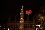 Od loňska nabízejí vánoční trhy na vídeňském Radničním náměstí novou atrakci - létající srdce. Nebude chybět ani na trzích roku 2023, které se konají od 10. listopadu do 26. prosince