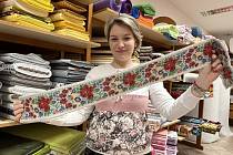 Krojový textil prodávají čtyři generace. Mají brokát i ondrát