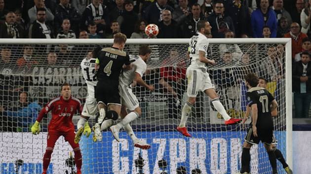Fotbalista Ajaxu Matthijs de Ligt (uprostřed) dává gól Juventusu Turín.