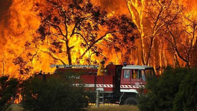 Australští hasiči bojují s požárem buše