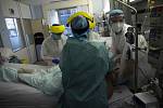 Zdravotníci ošetřují pacienta s koronavirem v nemocnici v belgickém Lutychu