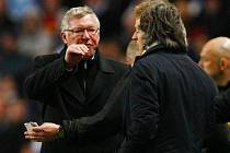 Hádka mezi trenérem Manchesteru United Alexem Fergusonem (vlevo) a koučem Manchesteru City Robertem Mancinim.