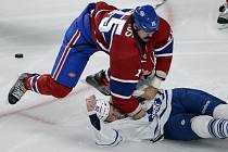 Colton Orr (28) z Toronta bojuje s Georgem Parrosem z Montreal Canadiens (15).