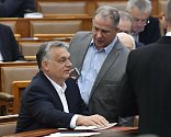 Vlevo maďarský premiér Viktor Orbán, vpravo poslanec Lajos Kósa