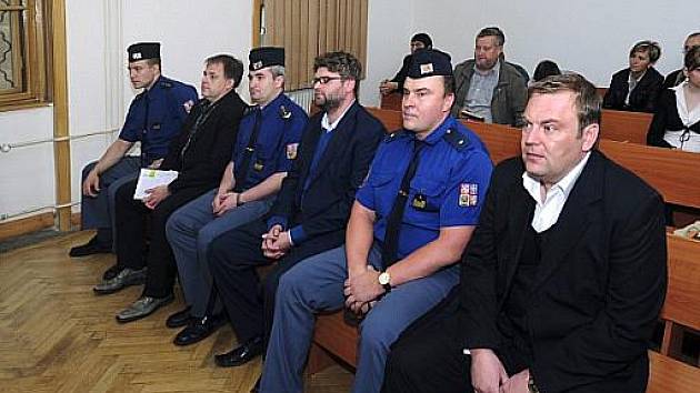 Soudní líčení s bývalými policisty Adamem Řebíčkem (třetí zprava), Romanem Majerníkem (vpravo) a Radkem Turišinem (druhý zleva)