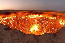 Kráter přezdívaný Brána do pekel v oblasti Darvaza.