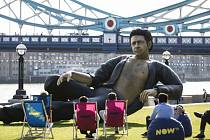 V Londýně se objevila obří socha Jeffa Goldbluma, připomínající Jurský park