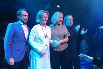 Členové skupiny ABBA - Björn Ulvaeus, Anni-Frid Lyngstad, Agnetha Fältskog a Benny Andersson při otevření nové restaurace ve Stockholmu inspirované muzikálem Mamma Mia!