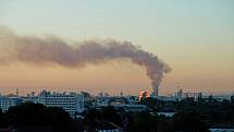 Požár výškové budovy v Londýně je vidět na míle daleko.