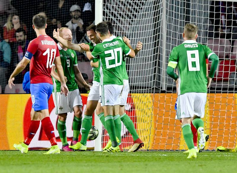 Přípravné fotbalové utkání: Česká republika - Severní Irsko, 14. října 2019 v Praze. Jonny Evans ze Severního Irska (třetí zleva) se raduje se spoluhráči z gólu.