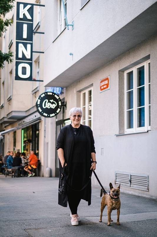 Iva Vojtková na procházce se psem