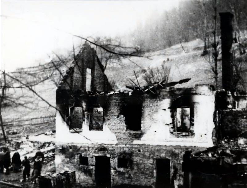 Trosky Juříčkova mlýna v Leskovci, vypáleného nacisty 2. dubna 1945