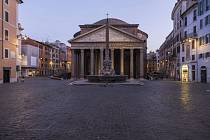 Itálii zasáhla pandemie koronaviru nejhůře z celé Evropy. Prázdné jsou tak prostory například i před slavným římským Pantheonem.