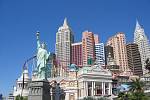 Socha Svobody stojí nejen v New Yorku. Její kopie se nachází na Stripu v Las Vegas, konkrétně u resortu New York New York, který zvenku vypadá jako slavné newyorské mrakodrapy. Areálem jezdí horská dráha.