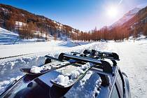 Špatná přeprava lyží při cestě na zimní dovolenou se může prodražit