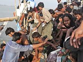 Děti cestovaly lodí, kterou moře jako první zaneslo před dvěma týdny k břehům Indonésie. Po nich následovala další dřevěná plavidla plná hladovějících, dehydrovaných migrantů. 