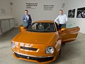 V pražském Centru pro současné umění DOX byla 15. dubna zahájena výstava R200 non-fiction. Designéři Petr Novague (vlevo) a Marek Hoffmann představili nový automobil inspirovaný československým vozem Škoda110 R.