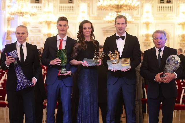 Všichni vítězové ankety Fotbalista roku (zleva): Vítězslav Lavička, Patrik Schick, Lucie Voňková, Petr Čech a Dušan Uhrin starší.