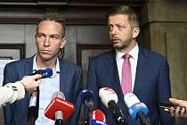 Předseda STAN Vít Rakušan (vpravo) a předseda Pirátů Ivan Bartoš vystoupili 12. října 2021 v Praze na tiskové konferenci po jednání koaliční rady o povolebním postupu