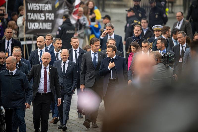Příjezd politiků na neformální summit Evropské unie, 7. října 2022. V popředí (zleva) německý kancléř Olaf Scholz, nizozemský premiér Mark Rutte a francouzský prezident Emmanuel Macron