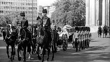 Pohřeb princezny Diany 6. září 1997. Ulice Londýna zaplnily tisíce lidí, kteří toužili spatřit princezninu rakev a naposledy se rozloučit s oblíbenou šlechtičnou.