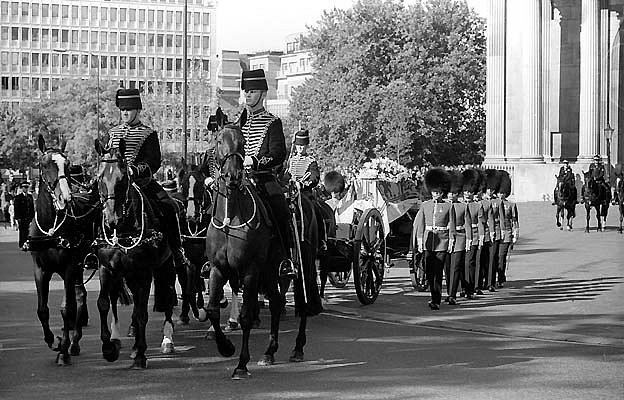 Pohřeb princezny Diany 6. září 1997. Ulice Londýna zaplnily tisíce lidí, kteří toužili spatřit princezninu rakev a naposledy se rozloučit s oblíbenou šlechtičnou.