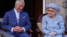 Britská královna Alžběta II. a princ Charles. Královna málokdy byla při oficiálních příležitostech k vidění bez svých oblíbených šperků. Perlového náhrdelníku, který nosila každý den, a některé ze svých broží