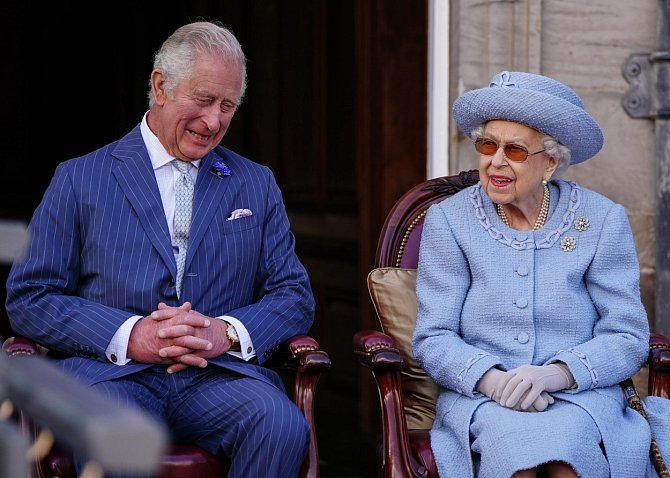 Britská královna Alžběta II. a princ Charles. Dnes nový britský král Charles III. (Karel III.) 
