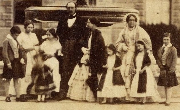 Královna Viktorie se svou rodinou (včetně své matky vévodkyně z Kentu)