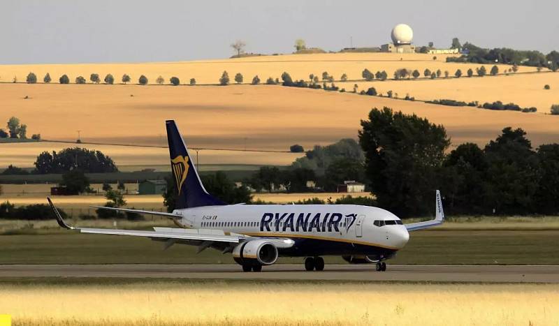 Letadlo Boeing 737-800 společnosti Ryanair v Brně.