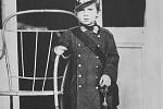 Korunní princ Rudolf v dětství. Jeho otec, císař František Josef I. si přál pro syna tvrdou výchovu. Od dvou let věku byl oblékán do uniformy, buzen byl výstřely z pistole, nebo byl ponecháván sám v oboře, aby se psychicky i fyzicky obrnil. Když se z Rudo