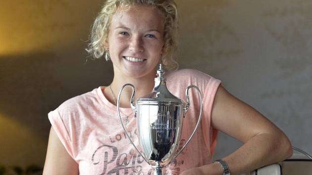 Kateřina Siniaková s trofejí pro vítězku wimbledonské čtyřhry.