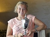 Kateřina Siniaková s trofejí pro vítězku wimbledonské čtyřhry.