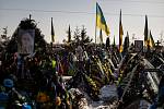 Hroby ukrajinských vojáků během ruské invaze na hřbitově v Buči, 23. února 2023, Ukrajina.
