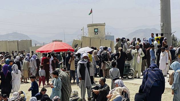 Davy lidí u letiště v Kábulu