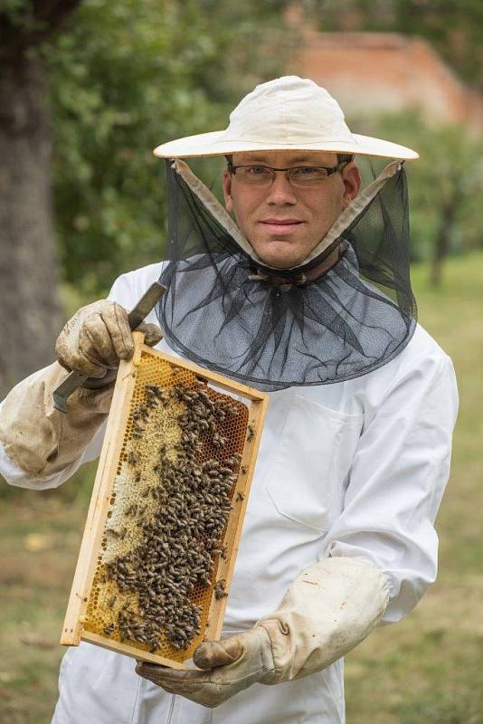 Včelař Petr Opletal při práci